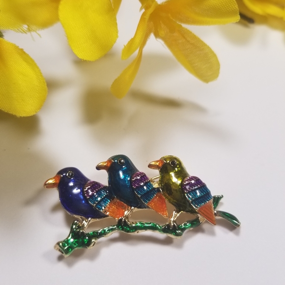 Pretty Three Bird Brooch - Picture 8 of 8